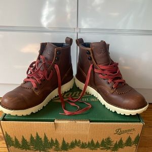 New in box Danner Women’s Women's Logger 917 GTX size 8